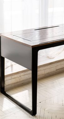 Büyük ahşap masalı müdürün ofisi. İç tavan arası tasarımı