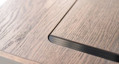 Karanlık odada boş ahşap masa.