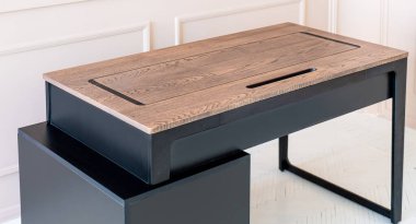 Kablosuz şarj masalı cep telefonu. Modern işyeri aksesuarı