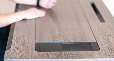 Büyük ahşap masalı müdürün ofisi. İç tavan arası tasarımı