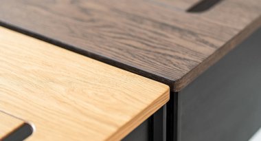 Karanlık odada boş ahşap masa.