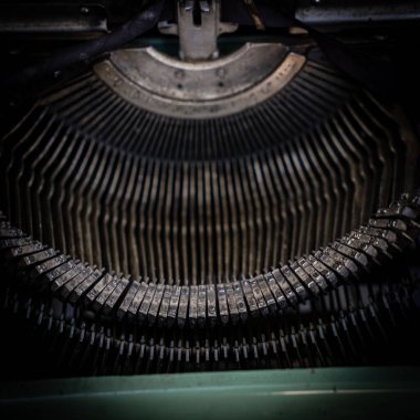 eski daktilo tipi bar tuşları, mekanik arkaplan. Metal parçalı ve retro daktilo Ukraynalı elementli soyut daktilo arkaplanı