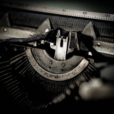 Metal parçalı ve retro daktilonun elemanlarına sahip soyut arkaplan daktilosu