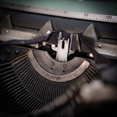 eski daktilo tipi bar tuşları, mekanik arkaplan. Metal parçalı ve retro daktilo Ukraynalı elementli soyut daktilo arkaplanı