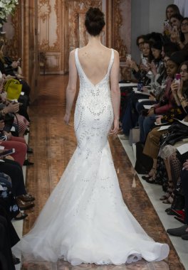 New York, Ny - 12 Nisan 2018: Manken Theia gelin bahar 2019 koleksiyonu pist Show pist Ny moda hafta gelin sırasında yürür.