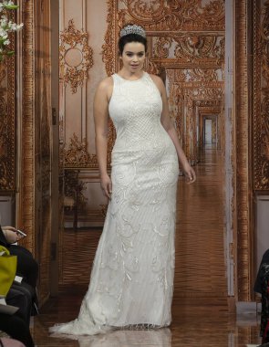 New York, Ny - 12 Nisan 2018: Manken Theia gelin bahar 2019 koleksiyonu pist Show pist Ny moda hafta gelin sırasında yürür.