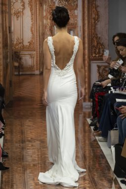 New York, Ny - 12 Nisan 2018: Manken Theia gelin bahar 2019 koleksiyonu pist Show pist Ny moda hafta gelin sırasında yürür.