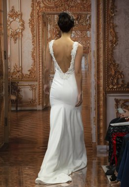 New York, Ny - 12 Nisan 2018: Manken Theia gelin bahar 2019 koleksiyonu pist Show pist Ny moda hafta gelin sırasında yürür.