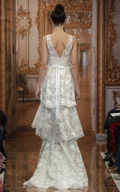 New York, Ny - 12 Nisan 2018: Manken Theia gelin bahar 2019 koleksiyonu pist Show pist Ny moda hafta gelin sırasında yürür.