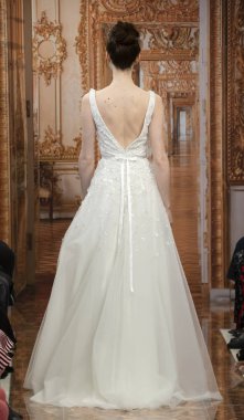 New York, Ny - 12 Nisan 2018: Manken Theia gelin bahar 2019 koleksiyonu pist Show pist Ny moda hafta gelin sırasında yürür.