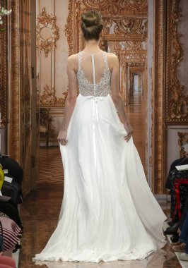 New York, Ny - 12 Nisan 2018: Manken Theia gelin bahar 2019 koleksiyonu pist Show pist Ny moda hafta gelin sırasında yürür.