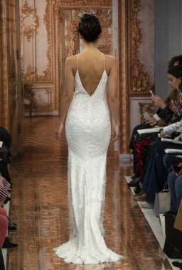 New York, Ny - 12 Nisan 2018: Manken Theia gelin bahar 2019 koleksiyonu pist Show pist Ny moda hafta gelin sırasında yürür.