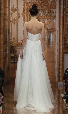 New York, Ny - 12 Nisan 2018: Manken Theia gelin bahar 2019 koleksiyonu pist Show pist Ny moda hafta gelin sırasında yürür.