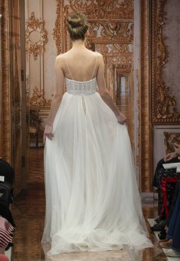 New York, Ny - 12 Nisan 2018: Manken Theia gelin bahar 2019 koleksiyonu pist Show pist Ny moda hafta gelin sırasında yürür.