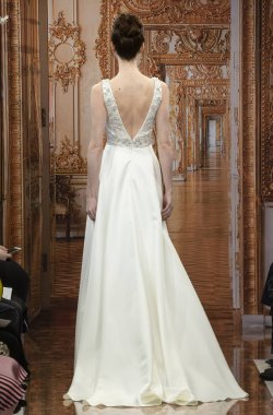 New York, Ny - 12 Nisan 2018: Manken Theia gelin bahar 2019 koleksiyonu pist Show pist Ny moda hafta gelin sırasında yürür.