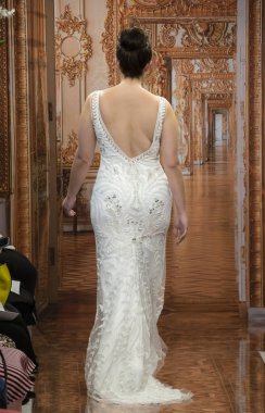 New York, Ny - 12 Nisan 2018: Manken Theia gelin bahar 2019 koleksiyonu pist Show pist Ny moda hafta gelin sırasında yürür.