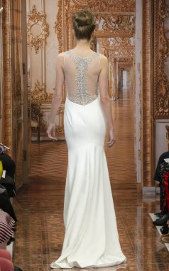 New York, Ny - 12 Nisan 2018: Manken Theia gelin bahar 2019 koleksiyonu pist Show pist Ny moda hafta gelin sırasında yürür.