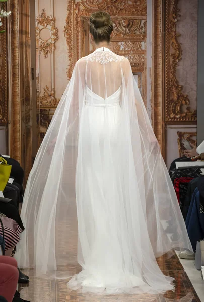 New York, Ny - 12 Nisan 2018: Manken Theia gelin bahar 2019 koleksiyonu pist Show pist Ny moda hafta gelin sırasında yürür.