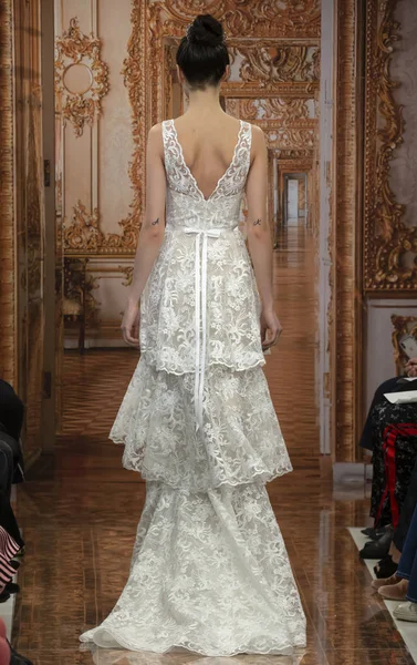 New York, Ny - 12 Nisan 2018: Manken Theia gelin bahar 2019 koleksiyonu pist Show pist Ny moda hafta gelin sırasında yürür.