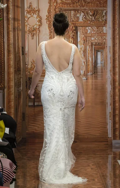 New York, Ny - 12 Nisan 2018: Manken Theia gelin bahar 2019 koleksiyonu pist Show pist Ny moda hafta gelin sırasında yürür.