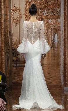 New York, Ny - 12 Nisan 2018: Manken Theia gelin bahar 2019 koleksiyonu pist Show pist Ny moda hafta gelin sırasında yürür.