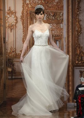 New York, Ny - 12 Nisan 2018: Manken Theia gelin bahar 2019 koleksiyonu pist Show pist Ny moda hafta gelin sırasında yürür.