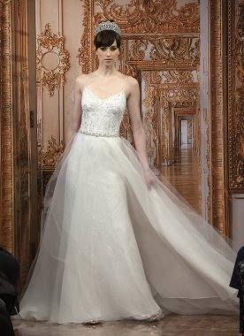 New York, Ny - 12 Nisan 2018: Manken Theia gelin bahar 2019 koleksiyonu pist Show pist Ny moda hafta gelin sırasında yürür.