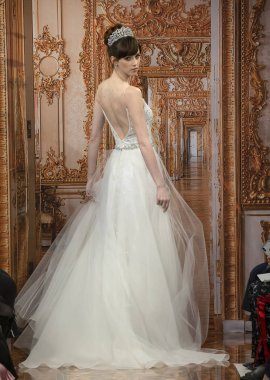 New York, Ny - 12 Nisan 2018: Manken Theia gelin bahar 2019 koleksiyonu pist Show pist Ny moda hafta gelin sırasında yürür.