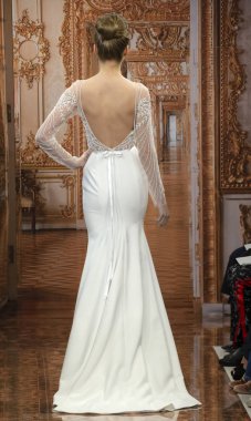 New York, Ny - 12 Nisan 2018: Manken Theia gelin bahar 2019 koleksiyonu pist Show pist Ny moda hafta gelin sırasında yürür.