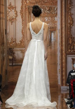 New York, Ny - 12 Nisan 2018: Manken Theia gelin bahar 2019 koleksiyonu pist Show pist Ny moda hafta gelin sırasında yürür.