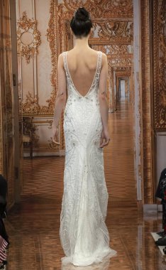 New York, Ny - 12 Nisan 2018: Manken Theia gelin bahar 2019 koleksiyonu pist Show pist Ny moda hafta gelin sırasında yürür.