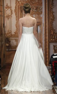 New York, Ny - 12 Nisan 2018: Manken Theia gelin bahar 2019 koleksiyonu pist Show pist Ny moda hafta gelin sırasında yürür.