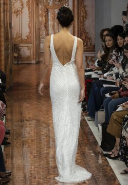 New York, Ny - 12 Nisan 2018: Manken Theia gelin bahar 2019 koleksiyonu pist Show pist Ny moda hafta gelin sırasında yürür.