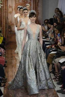 New York, Ny - 12 Nisan 2018: Modelleri yürüyüş Theia gelin bahar 2019 koleksiyonu pist Show Ny moda hafta gelin sırasında pist