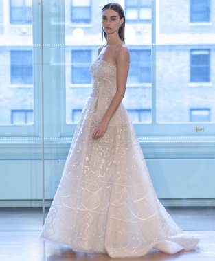 New York, Ny - 13 Nisan 2018: Manken Justin Alexander gelin bahar 2019 koleksiyonu pist Show pist Ny moda hafta gelin sırasında yürür.