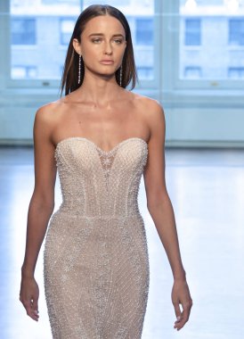 New York, Ny - 13 Nisan 2018: Manken Justin Alexander gelin bahar 2019 koleksiyonu pist Show pist Ny moda hafta gelin sırasında yürür.