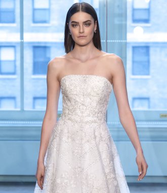 New York, Ny - 13 Nisan 2018: Manken Justin Alexander gelin bahar 2019 koleksiyonu pist Show pist Ny moda hafta gelin sırasında yürür.