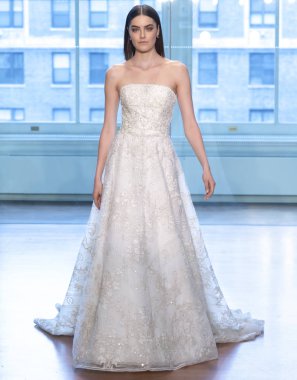 New York, Ny - 13 Nisan 2018: Manken Justin Alexander gelin bahar 2019 koleksiyonu pist Show pist Ny moda hafta gelin sırasında yürür.