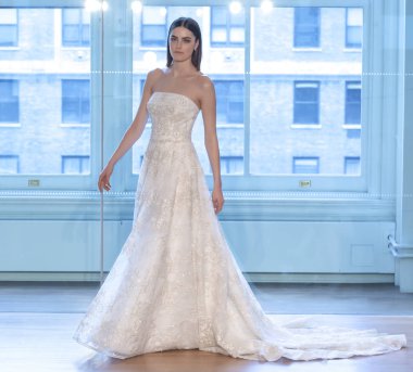 New York, Ny - 13 Nisan 2018: Manken Justin Alexander gelin bahar 2019 koleksiyonu pist Show pist Ny moda hafta gelin sırasında yürür.