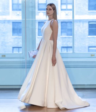 New York, Ny - 13 Nisan 2018: Manken Justin Alexander gelin bahar 2019 koleksiyonu pist Show pist Ny moda hafta gelin sırasında yürür.