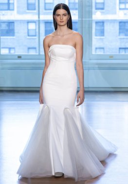 New York, Ny - 13 Nisan 2018: Manken Justin Alexander gelin bahar 2019 koleksiyonu pist Show pist Ny moda hafta gelin sırasında yürür.