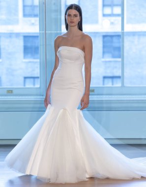 New York, Ny - 13 Nisan 2018: Manken Justin Alexander gelin bahar 2019 koleksiyonu pist Show pist Ny moda hafta gelin sırasında yürür.