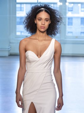 New York, Ny - 13 Nisan 2018: Manken Justin Alexander gelin bahar 2019 koleksiyonu pist Show pist Ny moda hafta gelin sırasında yürür.