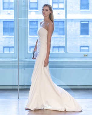 New York, Ny - 13 Nisan 2018: Manken Justin Alexander gelin bahar 2019 koleksiyonu pist Show pist Ny moda hafta gelin sırasında yürür.