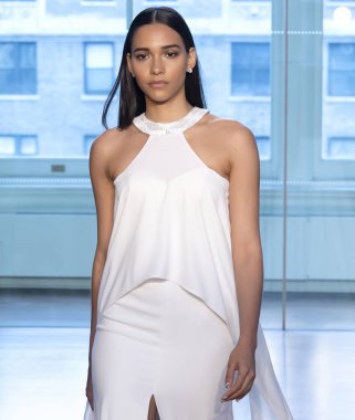 New York, Ny - 13 Nisan 2018: Manken Justin Alexander gelin bahar 2019 koleksiyonu pist Show pist Ny moda hafta gelin sırasında yürür.