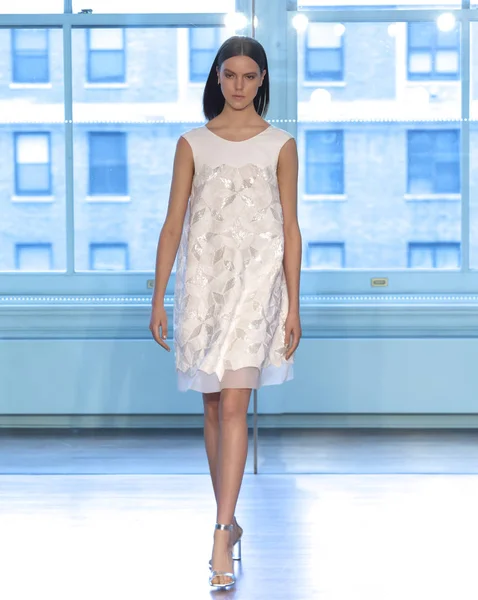 New York April 2018 Model Walks Runway Justin Alexander Bridal — Stock Photo, Image