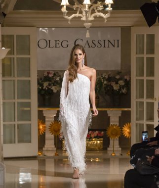 New York, Ny - 12 Nisan 2018: Manken Oleg Cassini gelin bahar 2019 koleksiyonu pist Show pist Ny moda hafta gelin sırasında yürür.