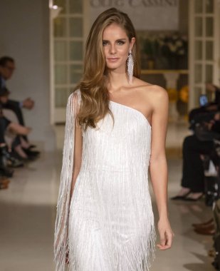 New York, Ny - 12 Nisan 2018: Manken Oleg Cassini gelin bahar 2019 koleksiyonu pist Show pist Ny moda hafta gelin sırasında yürür.