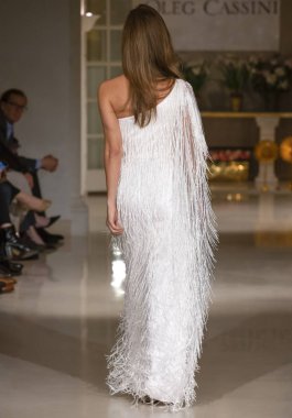 New York, Ny - 12 Nisan 2018: Manken Oleg Cassini gelin bahar 2019 koleksiyonu pist Show pist Ny moda hafta gelin sırasında yürür.