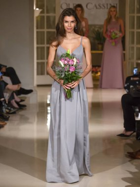 New York, Ny - 12 Nisan 2018: Manken Oleg Cassini gelin bahar 2019 koleksiyonu pist Show pist Ny moda hafta gelin sırasında yürür.
